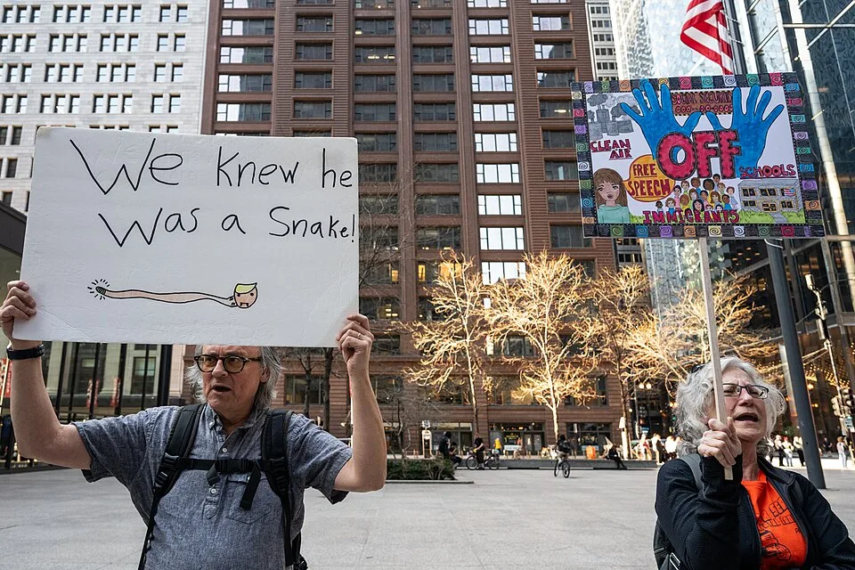 لافتة مظاهرة كُتب عليها «We knew he was a snake!»، صُوّرت في Chicago, الولايات المتحدة.