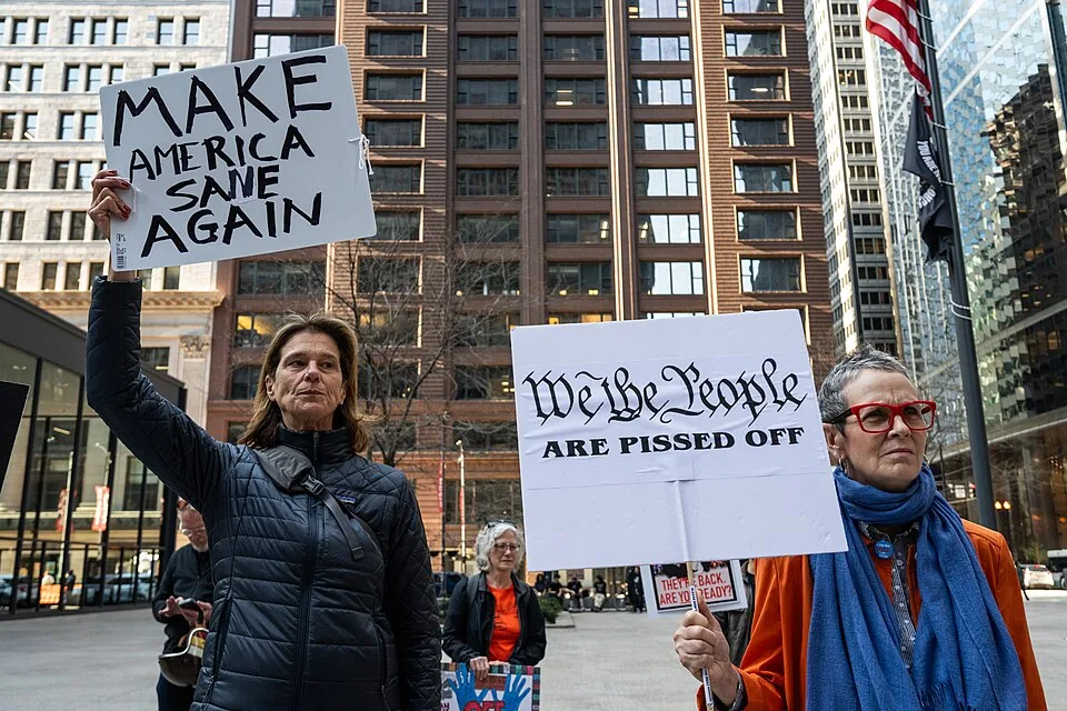 لافتة مظاهرة كُتب عليها «Make America sane again»، صُوّرت في Chicago, الولايات المتحدة.