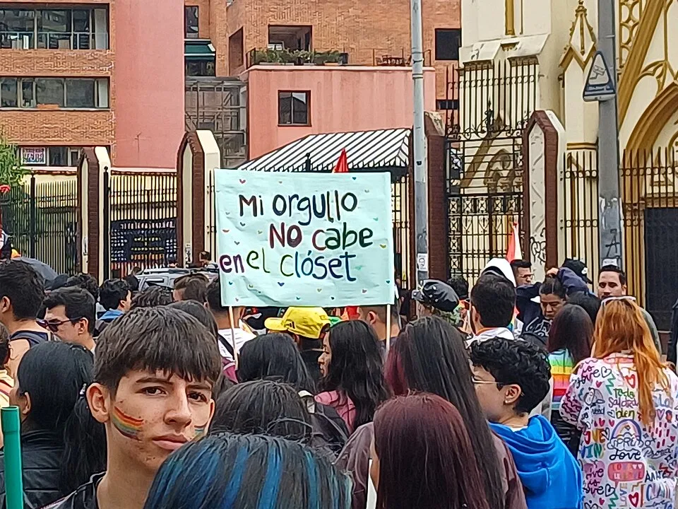 Protest sign reading “Mi orgullo no cabe en el clóset”, photographed in Bogotá, Colombia.