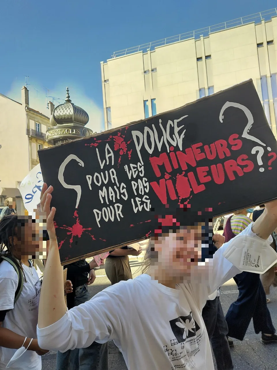 Protest sign reading “La police pour les mineurs mais pas pour les violeurs ??”, photographed in Nancy, France.
