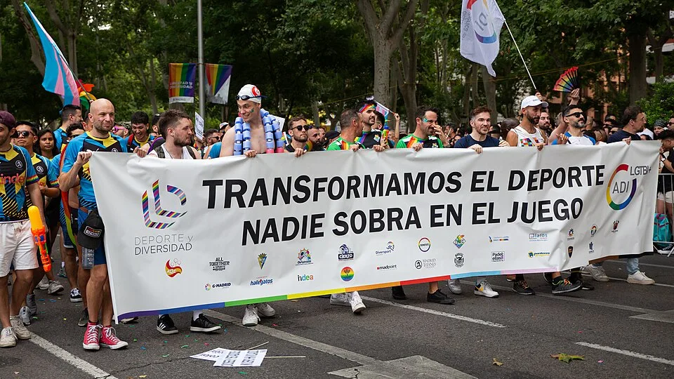 لافتة مظاهرة كُتب عليها «Transformamos el deporte. Nadie sobra en el juego»، صُوّرت في Madrid, إسبانيا.