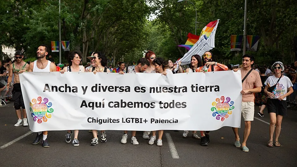 لافتة مظاهرة كُتب عليها «Ancha y diversa es nuestra tierra. Aquí cabemos todes»، صُوّرت في Madrid, إسبانيا.