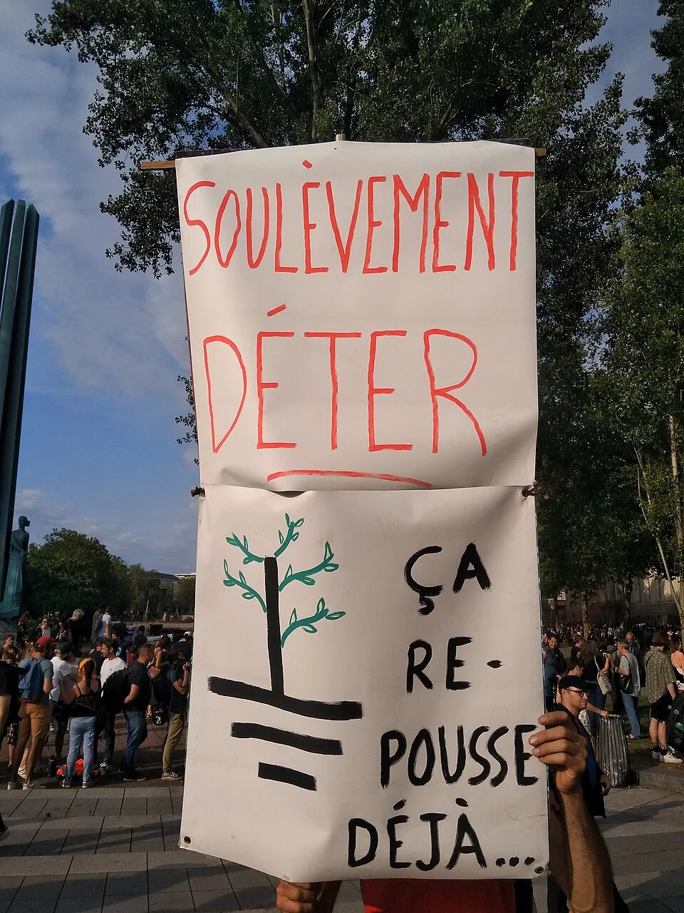 لافتة مظاهرة كُتب عليها «Soulèvement déter : ça repousse déjà»، صُوّرت في Nantes, فرنسا.