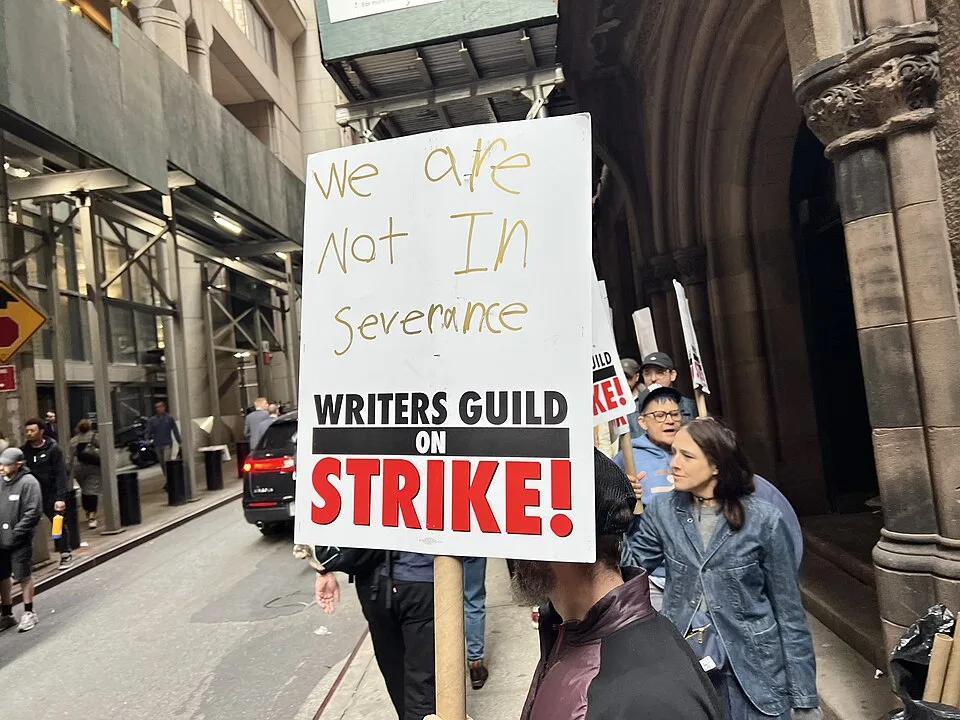 لافتة مظاهرة كُتب عليها «We are not in Severance»، صُوّرت في New York, الولايات المتحدة.