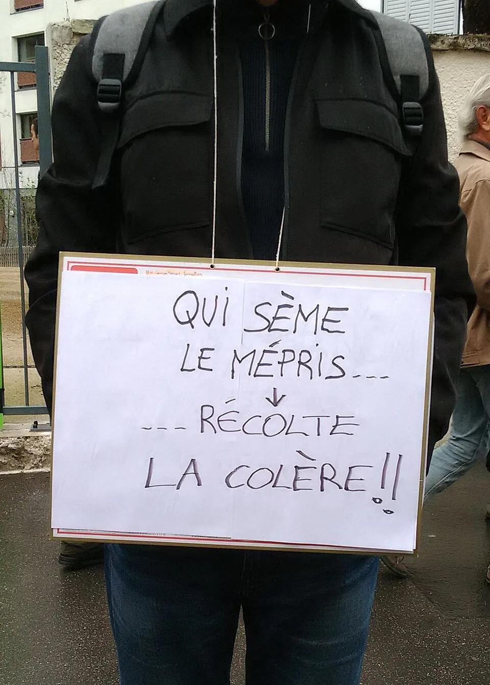 لافتة مظاهرة كُتب عليها «Qui sème le mépris... récolte la colère !!»، صُوّرت في Lyon, فرنسا.