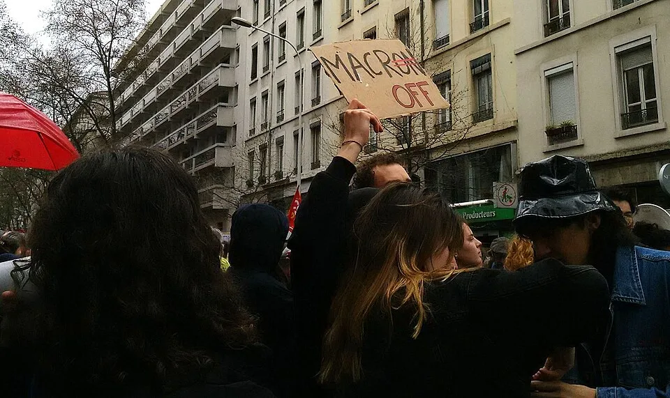 لافتة مظاهرة كُتب عليها «Macron / off»، صُوّرت في Lyon, فرنسا.