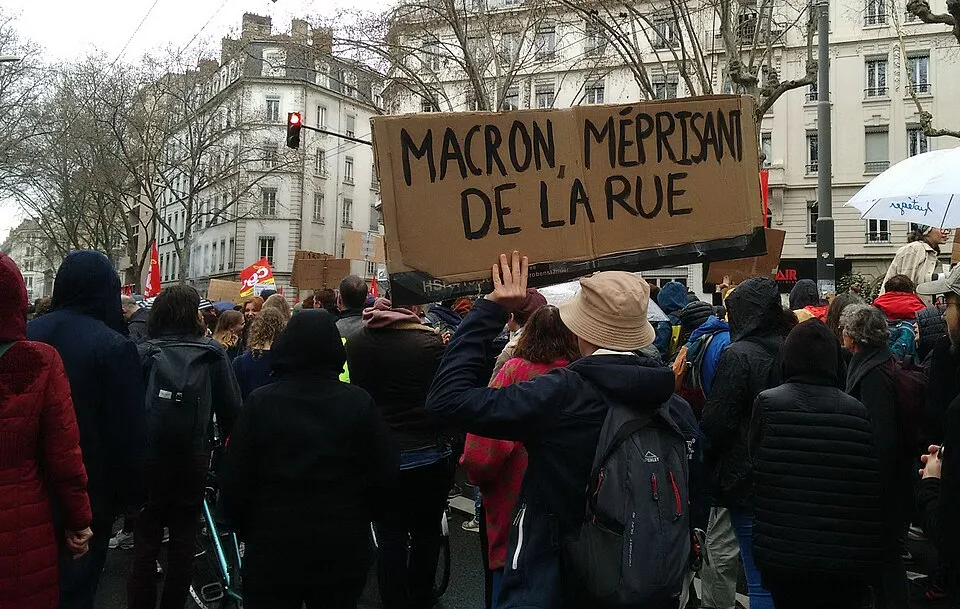 لافتة مظاهرة كُتب عليها «Macron, méprisant de la rue»، صُوّرت في Lyon, فرنسا.