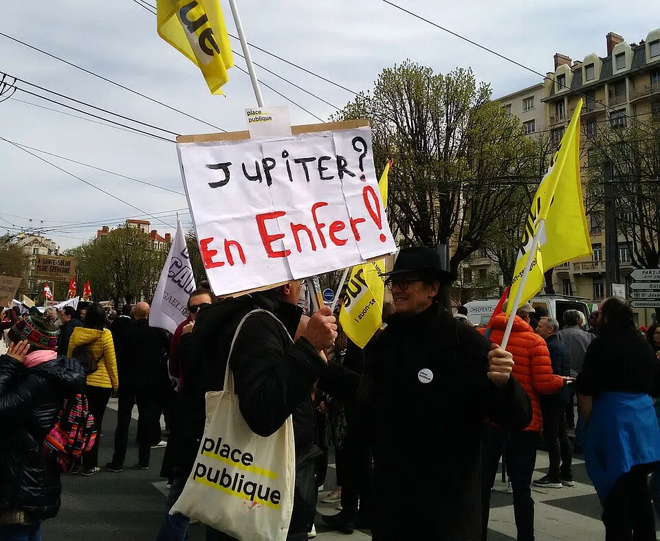 لافتة مظاهرة كُتب عليها «Jupiter ? En enfer !»، صُوّرت في Lyon, فرنسا.