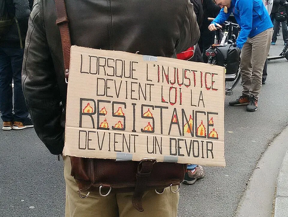 لافتة مظاهرة كُتب عليها «Lorsque l'injustice devient loi, la résistance devient un devoir»، صُوّرت في Lyon, فرنسا.