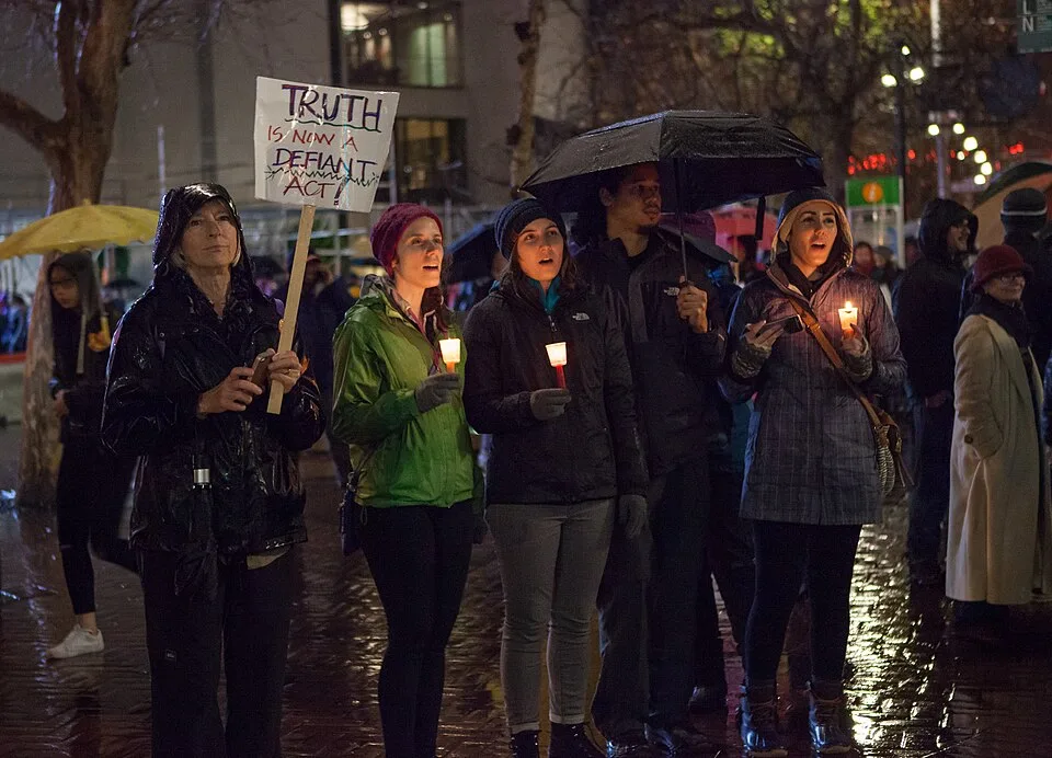 لافتة مظاهرة كُتب عليها «Truth is now a defiant act!»، صُوّرت في San Francisco, الولايات المتحدة.