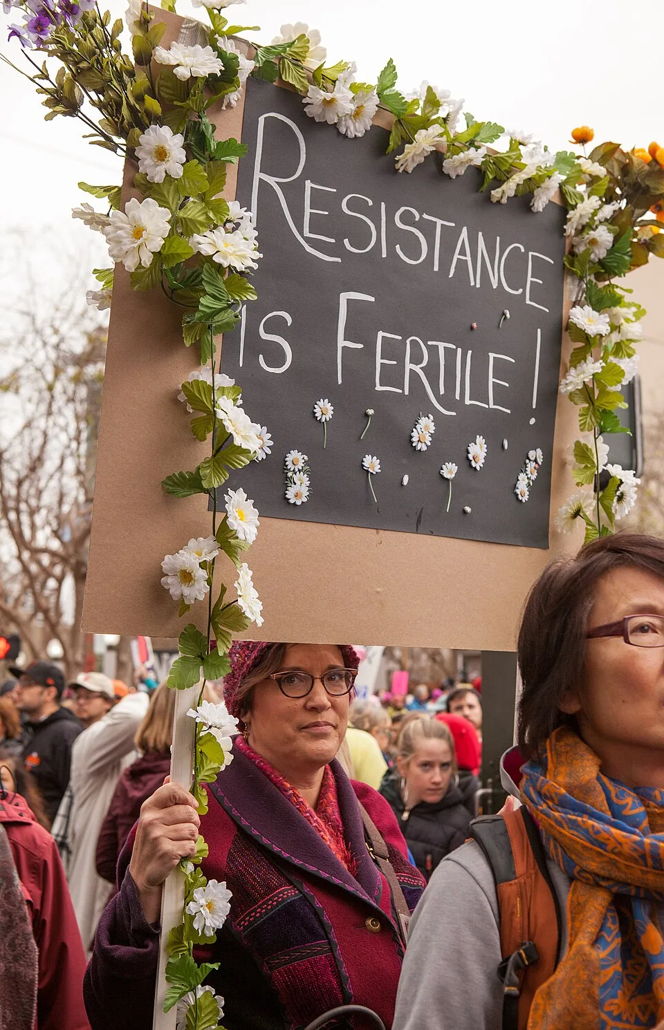 لافتة مظاهرة كُتب عليها «Resistance is fertile!»، صُوّرت في San Francisco, الولايات المتحدة.
