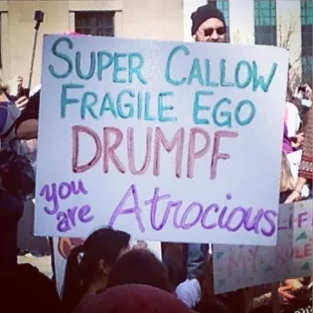 لافتة احتجاج مكتوب عليها «Super callow fragile ego Drumpf you are atrocious»