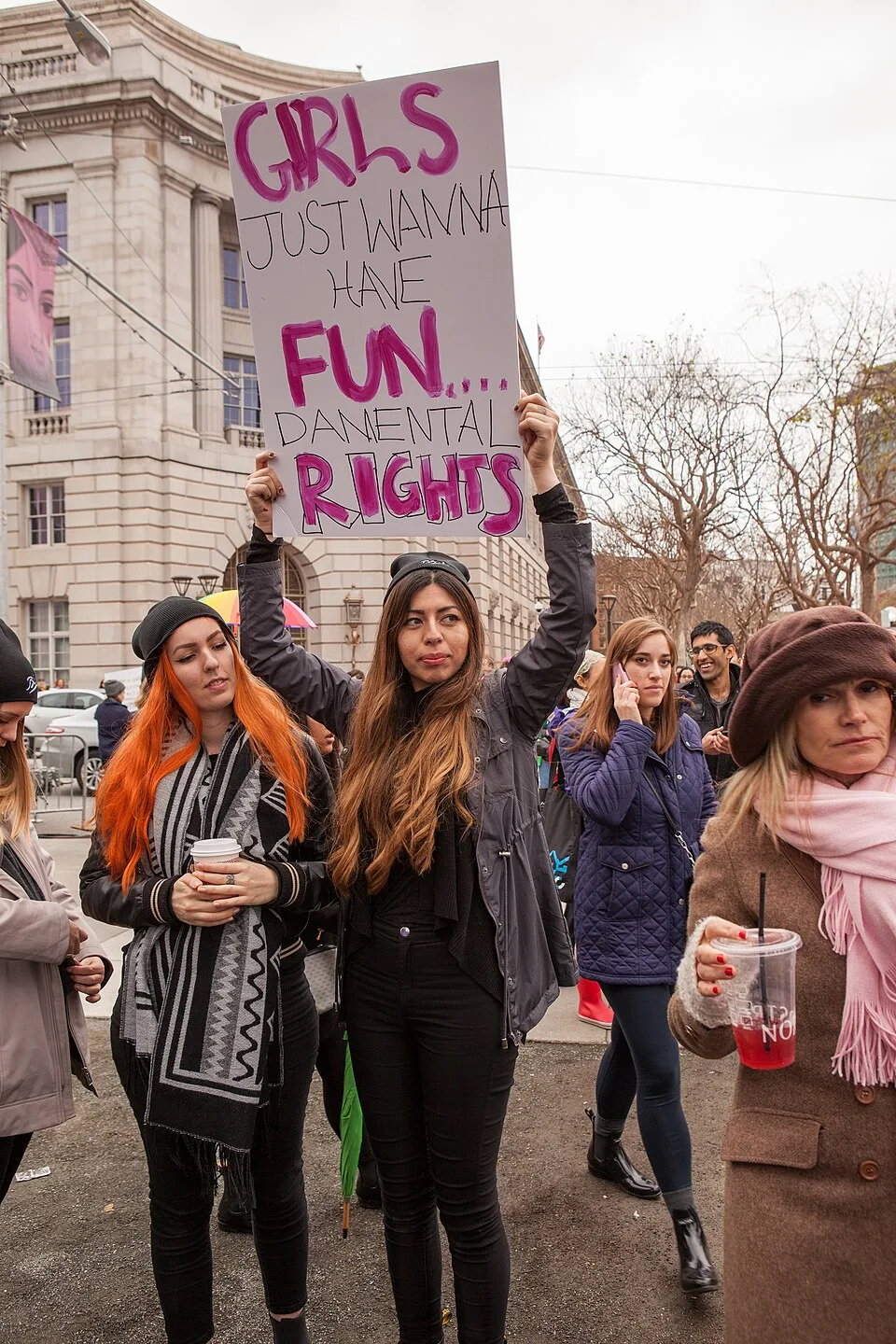 لافتة مظاهرة كُتب عليها «Girls just wanna have fun...damental rights»، صُوّرت في San Francisco, الولايات المتحدة.
