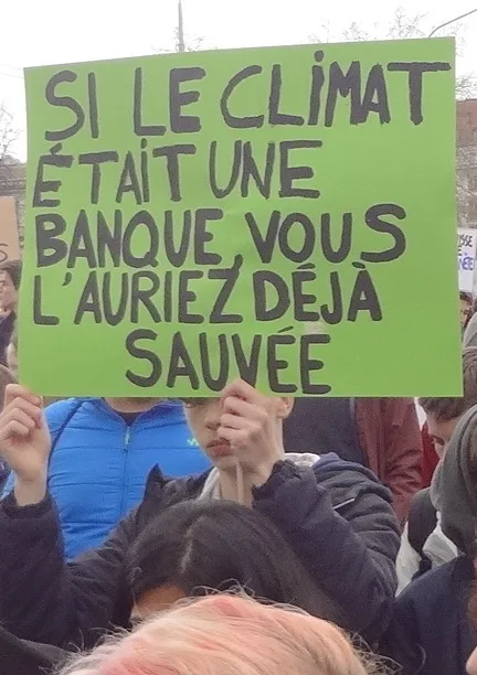 لافتة مظاهرة كُتب عليها «Si le climat était une banque, vous l'auriez déjà sauvée»، صُوّرت في Genève, سويسرا.