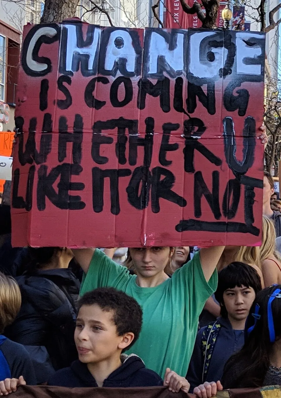 لافتة مظاهرة كُتب عليها «Change is coming, whether you like it or not»، صُوّرت في San Francisco, الولايات المتحدة.