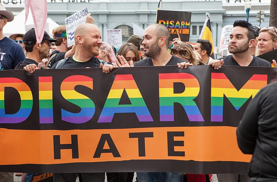 لافتة مظاهرة كُتب عليها «Disarm hate»، صُوّرت في San Francisco, الولايات المتحدة.