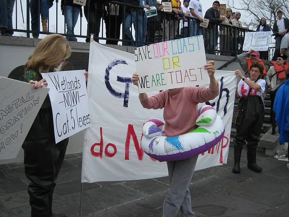 لافتة مظاهرة كُتب عليها «Save our coast or we are toast»، صُوّرت في New Orleans, الولايات المتحدة.