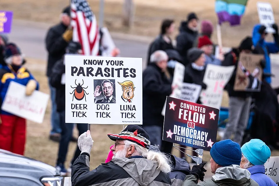 لافتة مظاهرة كُتب عليها «Know your parasites: deer tick, dog tick, luna tick»، صُوّرت في Minneapolis, الولايات المتحدة.