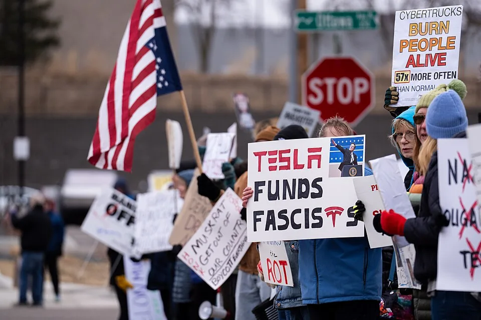 لافتة مظاهرة كُتب عليها «Tesla funds fascists»، صُوّرت في Minneapolis, الولايات المتحدة.