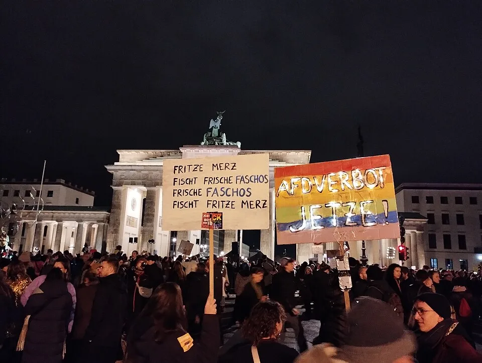 لافتة احتجاج مكتوب عليها «Fritze Merz, AfD-Verbot jetze»