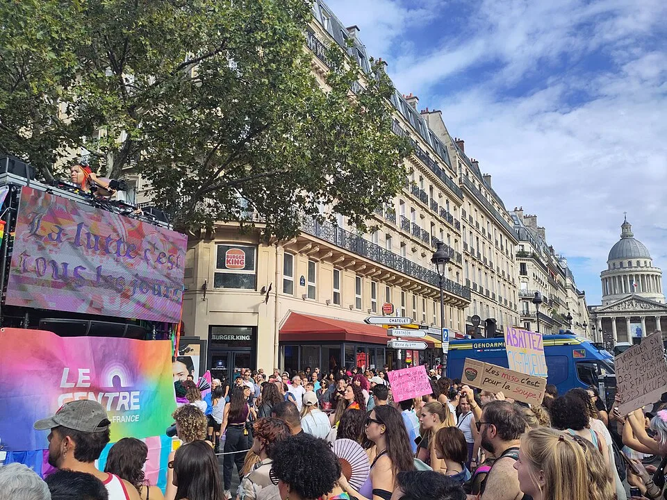 Protest sign reading “Les miso, c'est pour la soupe” at “Paris Pride — 3 October 2026” in Paris, France.