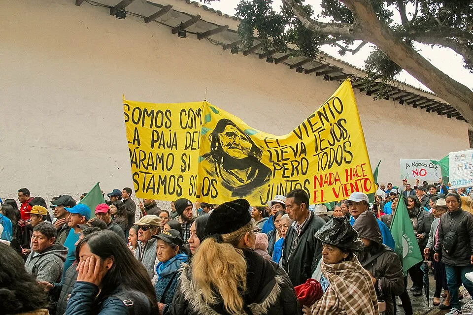 لافتة مظاهرة كُتب عليها «Somos como la paja del páramo»، صُوّرت في Cuenca, الإكوادور.