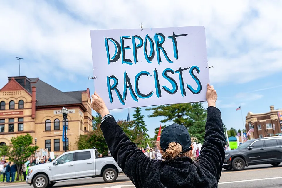 لافتة احتجاج مكتوب عليها «Deport racists»