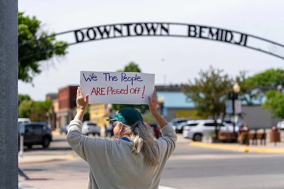لافتة مظاهرة كُتب عليها «We the People are pissed off!»، صُوّرت في Bemidji, الولايات المتحدة.