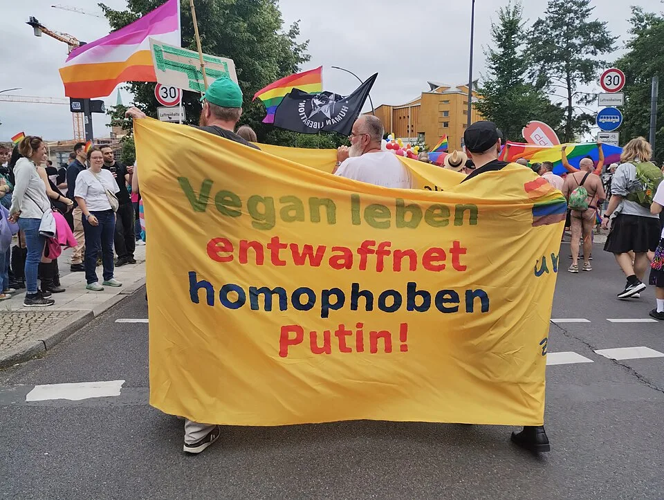 لافتة مظاهرة كُتب عليها «Living vegan disarms homophobic Putin»، صُوّرت في Berlin, ألمانيا.