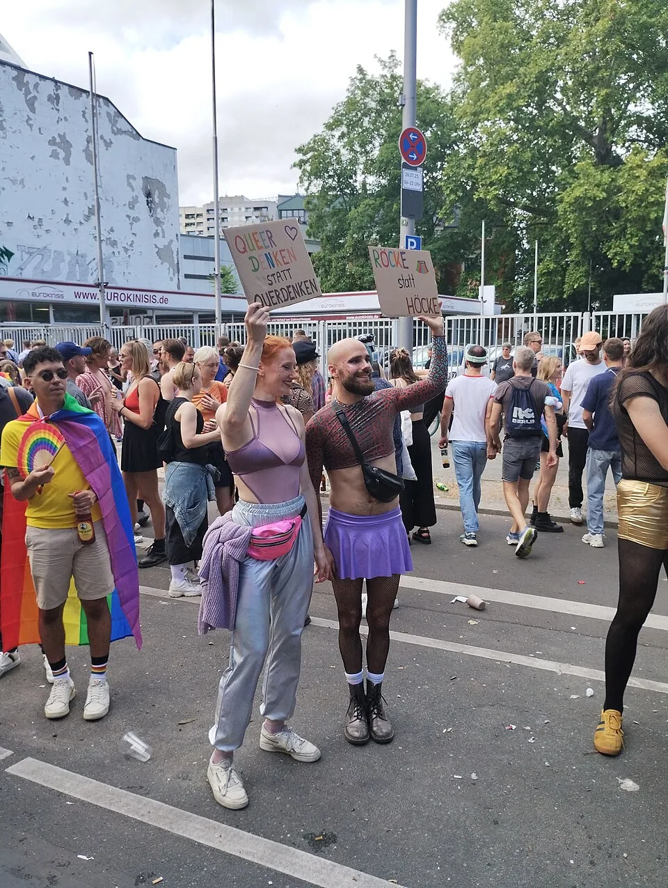لافتة مظاهرة كُتب عليها «Queer denken statt Querdenken. Röcke statt Höcke»، صُوّرت في Berlin, ألمانيا.