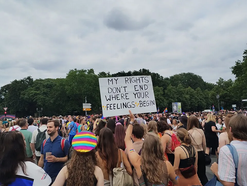 لافتة مظاهرة كُتب عليها «My rights don't end where your feelings begin»، صُوّرت في Berlin, ألمانيا.