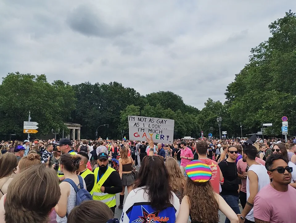 لافتة مظاهرة كُتب عليها «I'm not as gay as I look... I'm much gayer!»، صُوّرت في Berlin, ألمانيا.