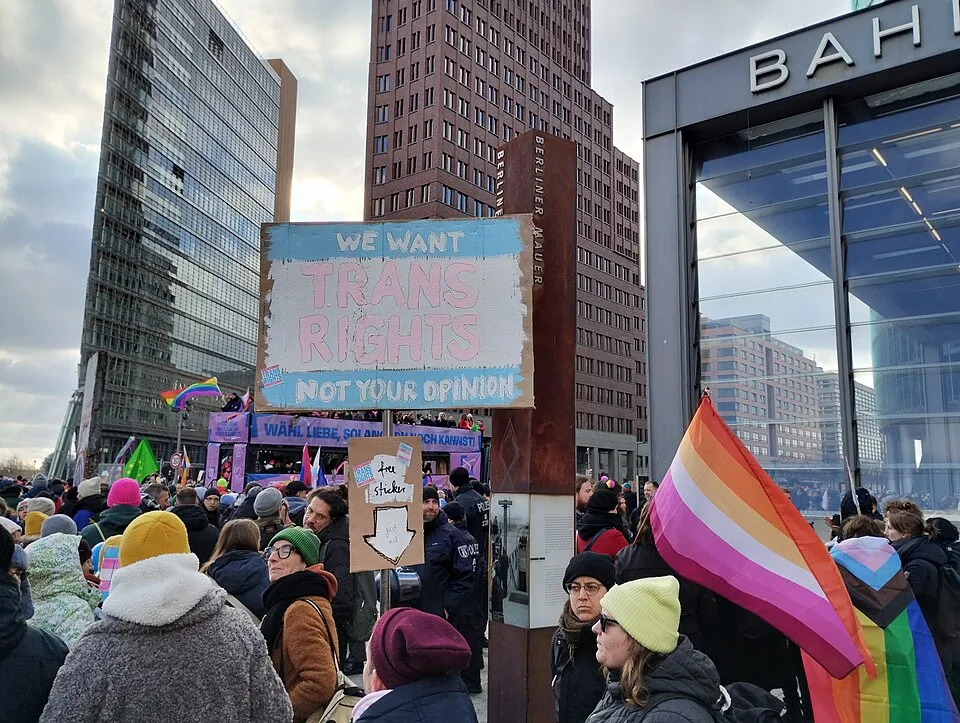 لافتة مظاهرة كُتب عليها «We want trans rights, not your opinion»، صُوّرت في Berlin, ألمانيا.