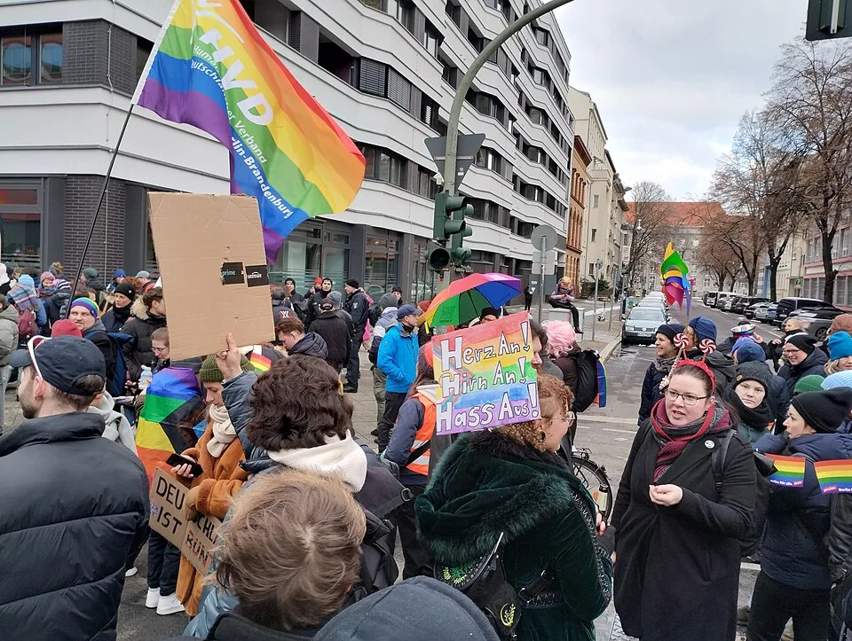 لافتة مظاهرة كُتب عليها «Herz an! Hirn an! Hass aus!»، صُوّرت في Berlin, ألمانيا.