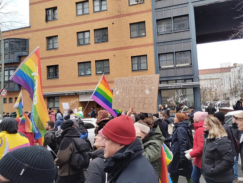 لافتة مظاهرة كُتب عليها «Weniger Nazis, mehr Glitzer»، صُوّرت في Berlin, ألمانيا.
