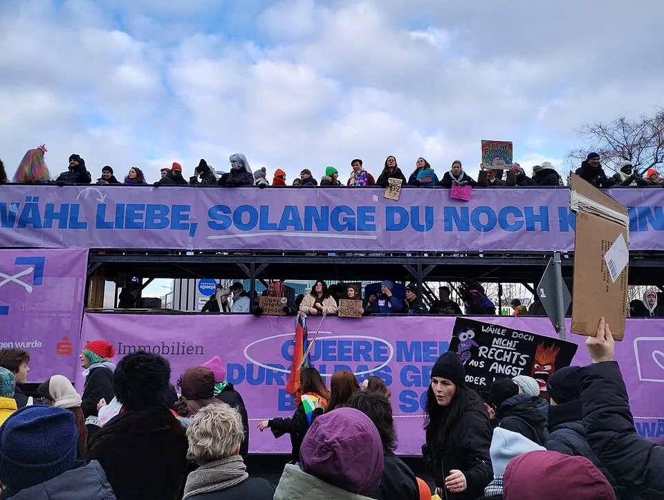 لافتة مظاهرة كُتب عليها «Wähl Liebe, solange du noch kannst»، صُوّرت في Berlin, ألمانيا.
