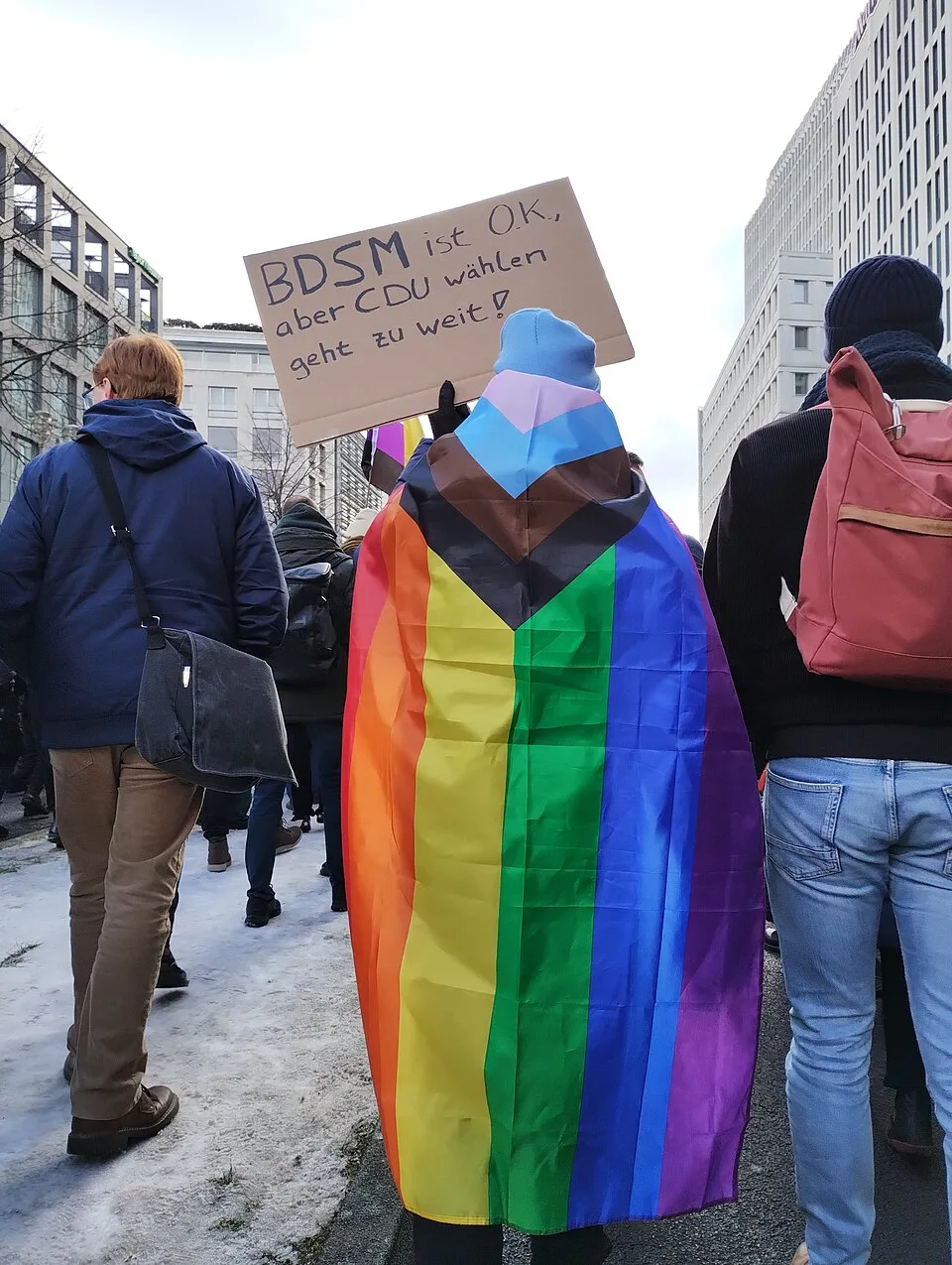 لافتة مظاهرة كُتب عليها «BDSM ist OK, aber CDU wählen geht zu weit!»، صُوّرت في Berlin, ألمانيا.
