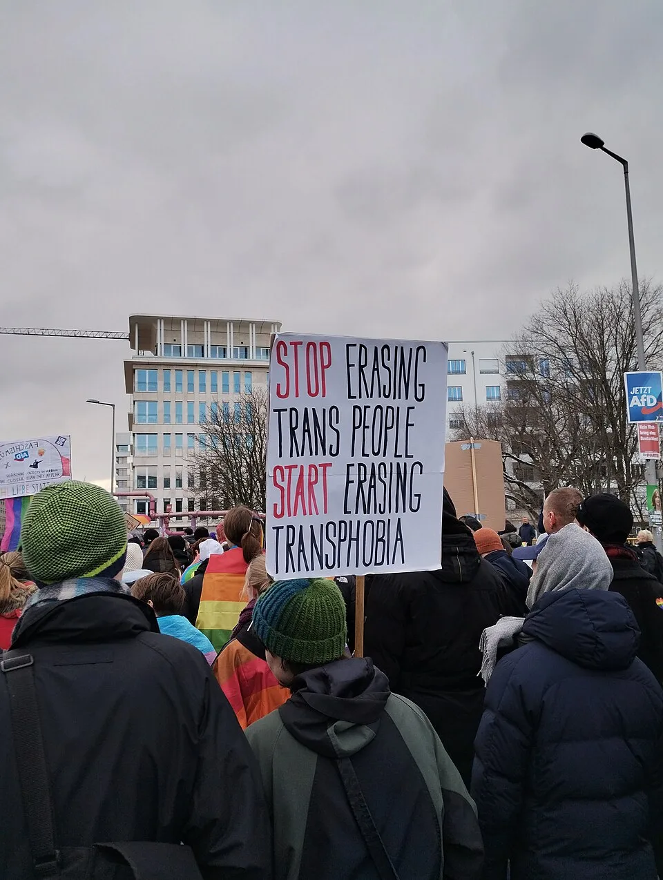 لافتة مظاهرة كُتب عليها «Stop erasing trans people, start erasing transphobia»، صُوّرت في Berlin, ألمانيا.