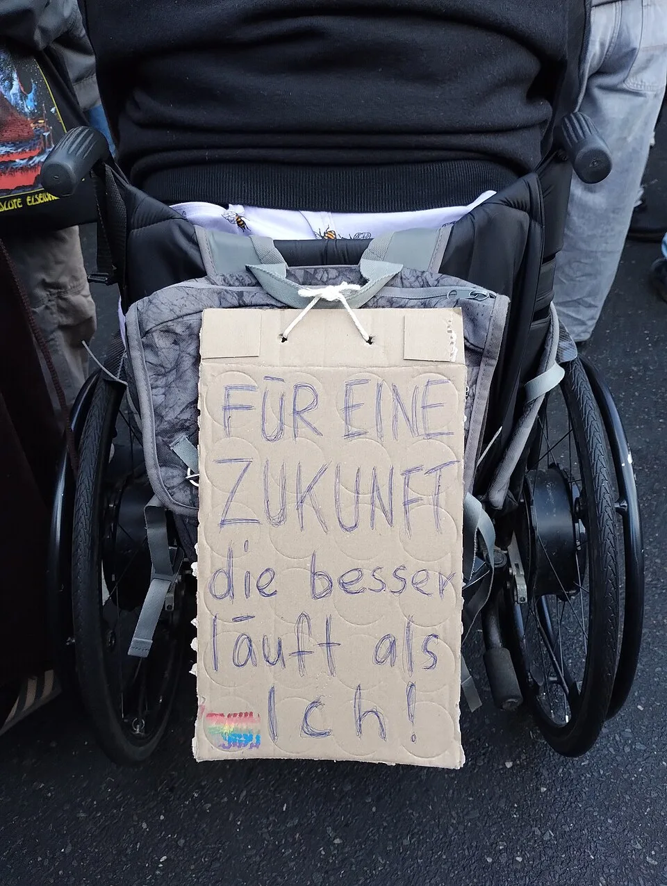 لافتة مظاهرة كُتب عليها «Für eine Zukunft, die besser läuft als ich!»، صُوّرت في Berlin, ألمانيا.
