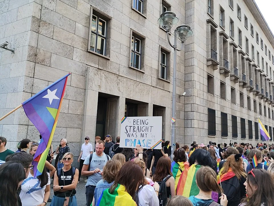 لافتة مظاهرة كُتب عليها «Being straight was my phase»، صُوّرت في Berlin, ألمانيا.