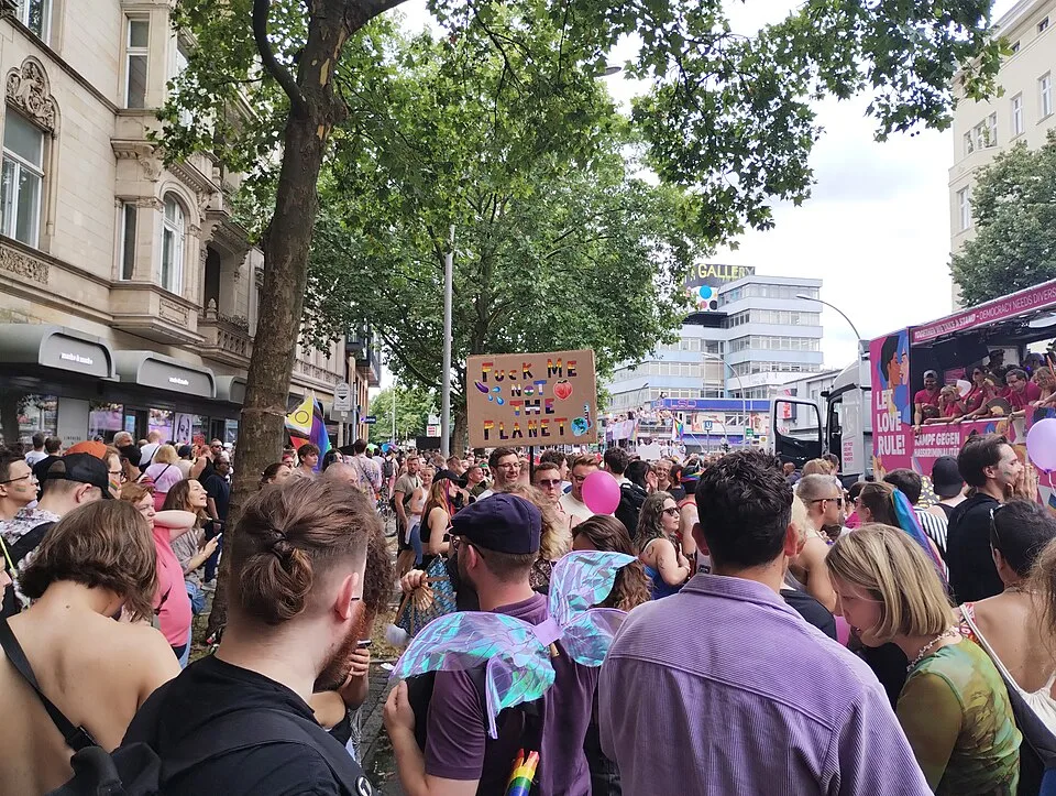 لافتة مظاهرة كُتب عليها «Fuck me, not the planet»، صُوّرت في Berlin, ألمانيا.