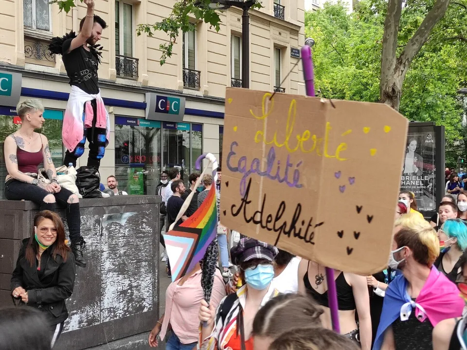 لافتة مظاهرة كُتب عليها «Liberté, égalité, adelphité»، صُوّرت في Paris, فرنسا.