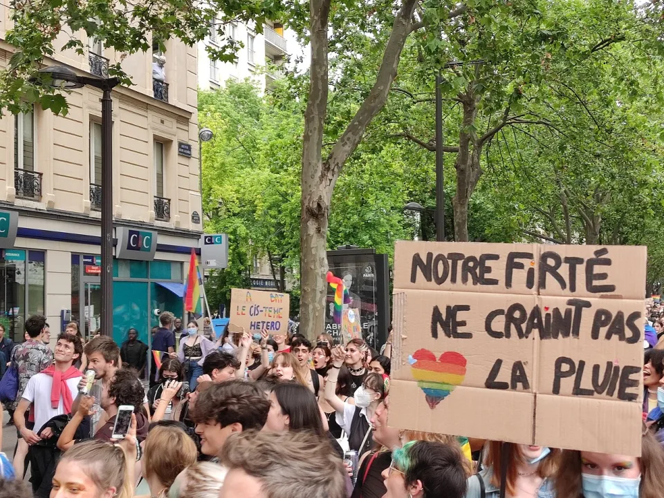 لافتة مظاهرة كُتب عليها «Notre fierté ne craint pas la pluie»، صُوّرت في Paris, فرنسا.