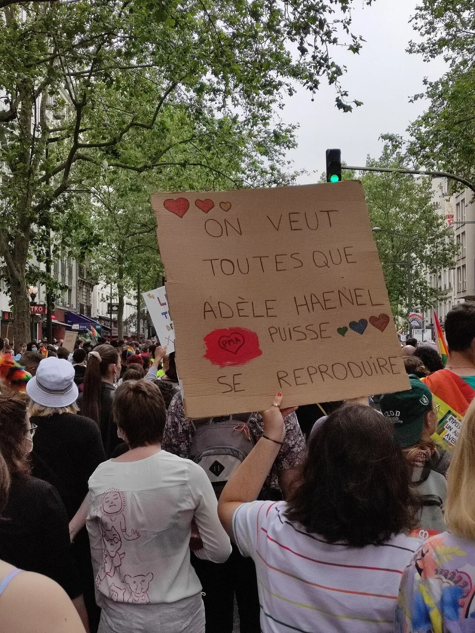 لافتة مظاهرة كُتب عليها «On veut toutes qu'Adèle Haenel puisse se reproduire»، صُوّرت في Paris, فرنسا.