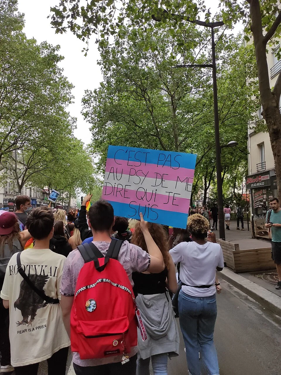 لافتة مظاهرة كُتب عليها «C'est pas au psy de me dire qui je suis»، صُوّرت في Paris, فرنسا.