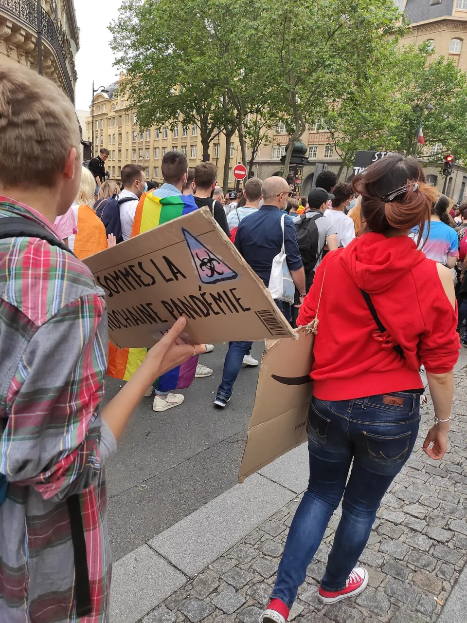 لافتة مظاهرة كُتب عليها «Nous sommes la prochaine pandémie»، صُوّرت في Paris, فرنسا.