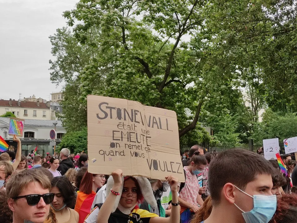لافتة مظاهرة كُتب عليها «Stonewall était une émeute, on remet ça quand vous voulez»، صُوّرت في Paris, فرنسا.