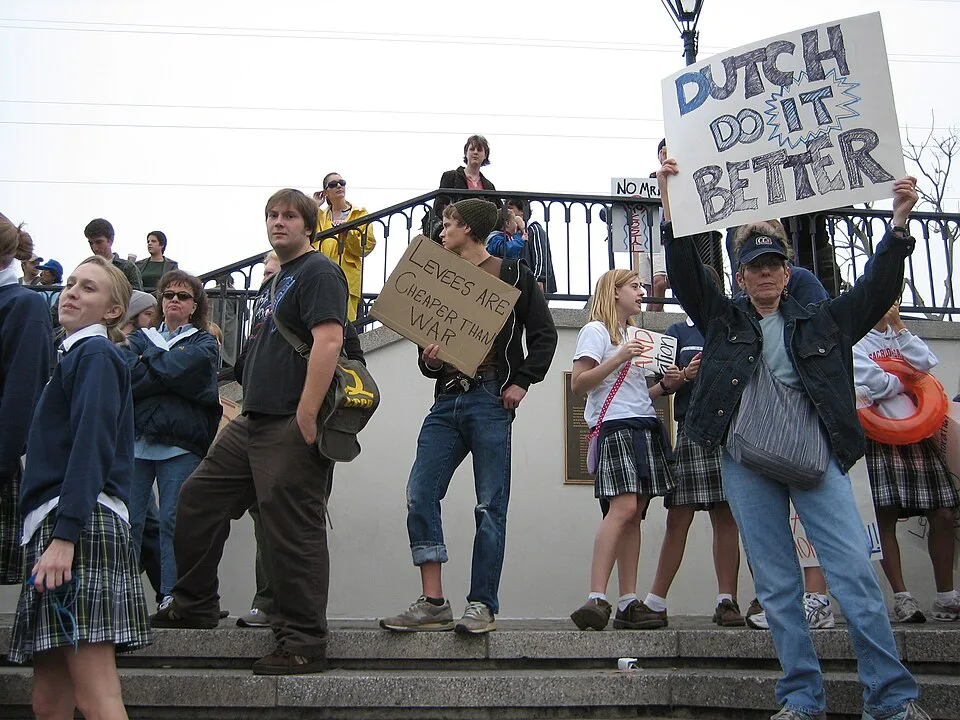 لافتة مظاهرة كُتب عليها «Levees are cheaper than war»، صُوّرت في New Orleans, الولايات المتحدة.
