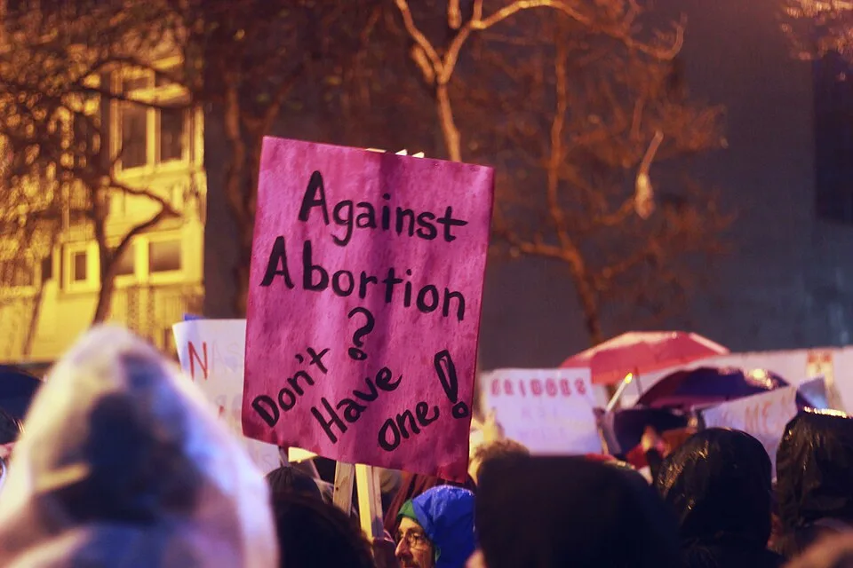 لافتة احتجاج مكتوب عليها «Against abortion? Don't have one!»