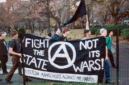 لافتة احتجاج مكتوب عليها «Fight the state, not wars»